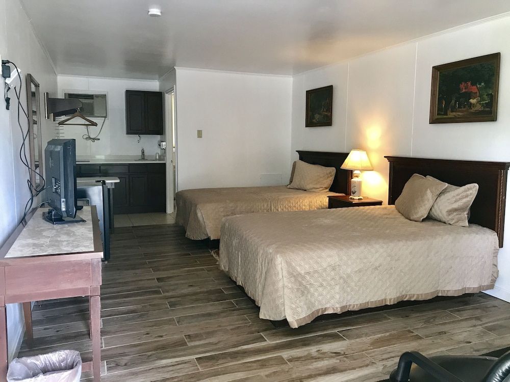 Sunset Valley Motel in Lancaster, United States