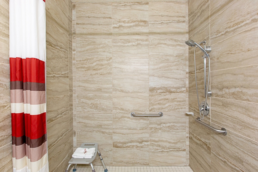 Red Roof Inn & Suites Omaha Council Bluffs - photo 44