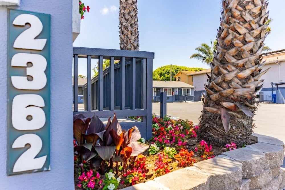Monterey Fireplace Inn - photo 32
