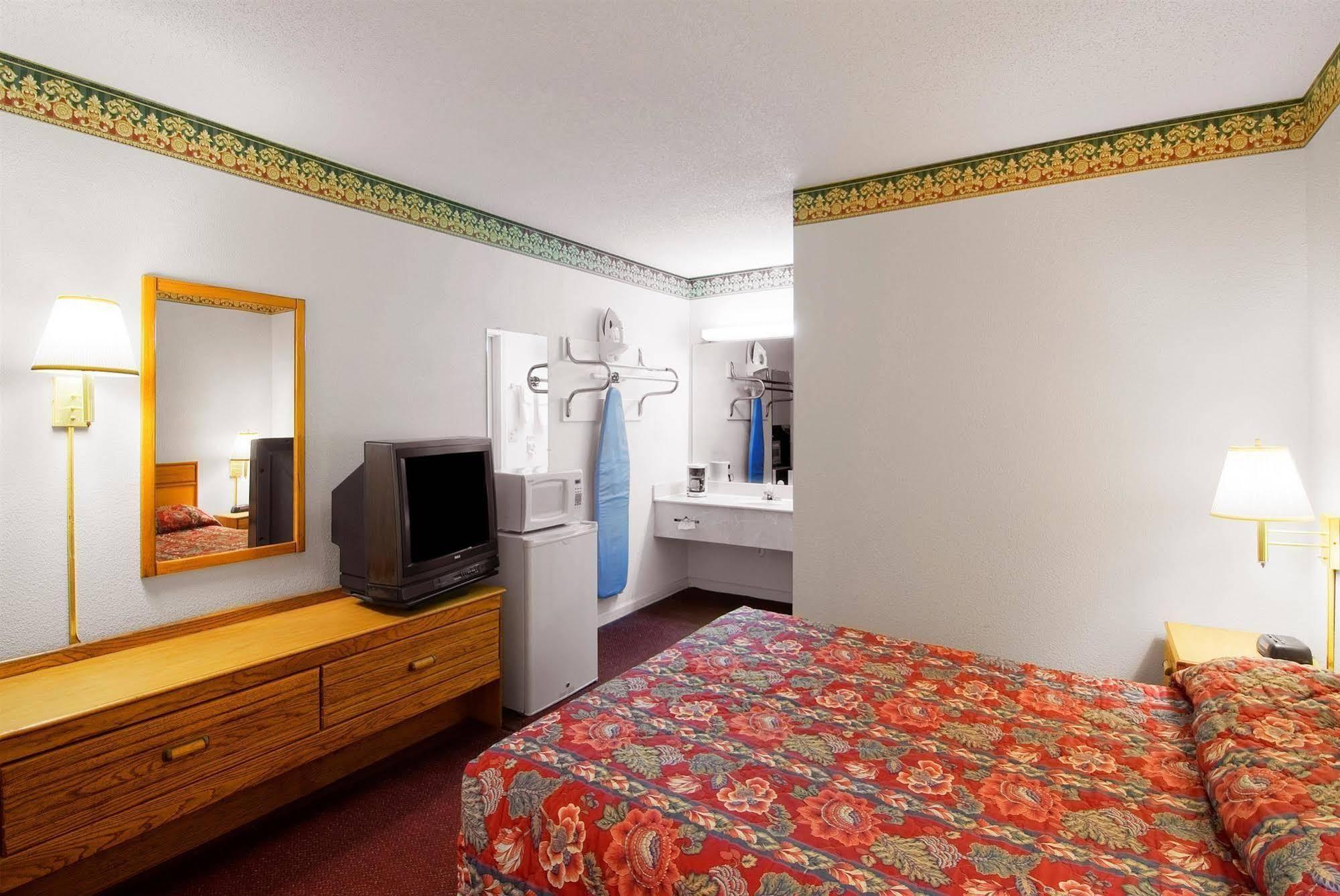 Americas Best Value Inn West Memphis - photo 7