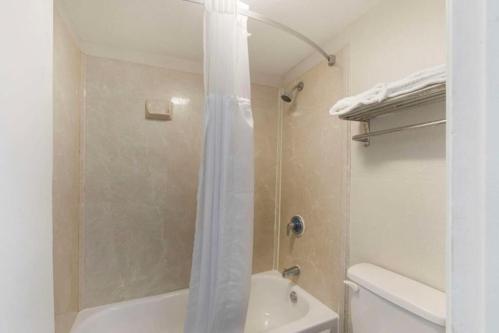Downtown Inn & Studio Suites - photo 16