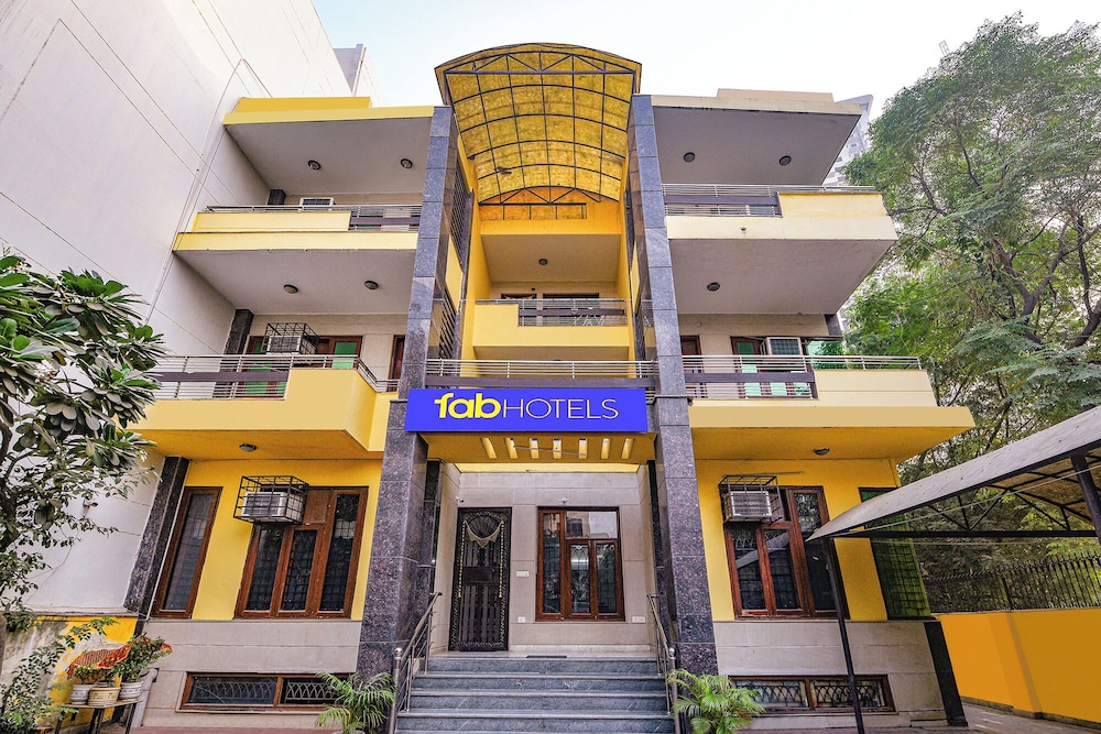 Super Townhouse Tipsyy Near Bestech Central Square Mall — 4-Star Luxury Hotel in Gurgaon, India