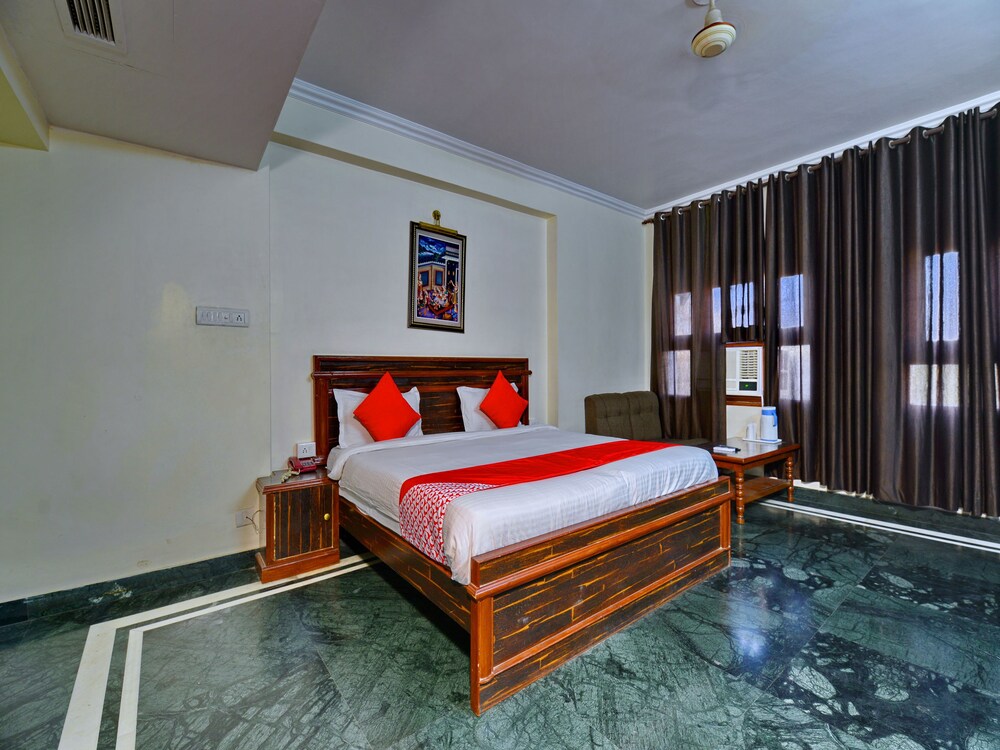 OYO Flagship 15122 Kohinoor Sindhi Camp