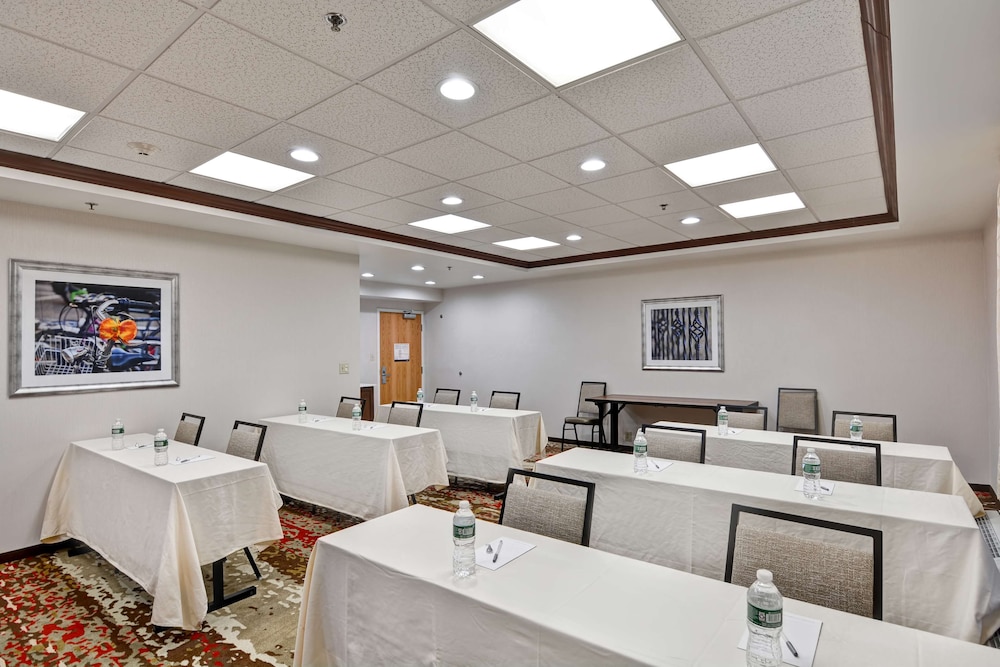 Hampton Inn Albany Wolf Road - photo 35
