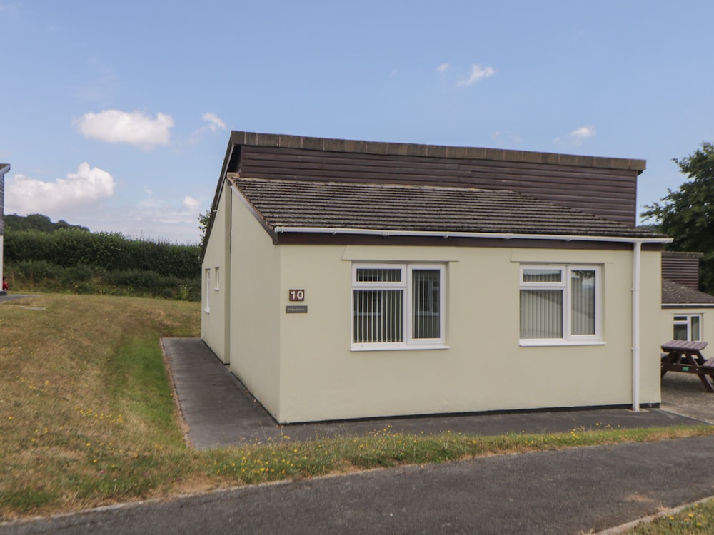 Harcombe House Bungalow 10 — 4-Star Luxury Hotel in Newton Abbot, United Kingdom