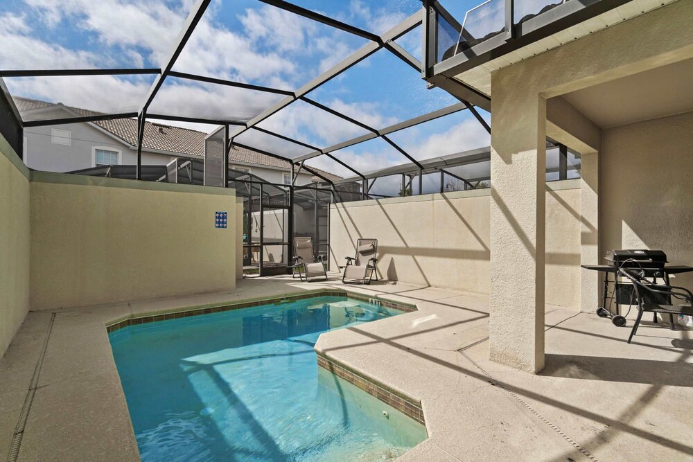 Spacious 4BR Townhome With Pool at Storey Lake - photo 21