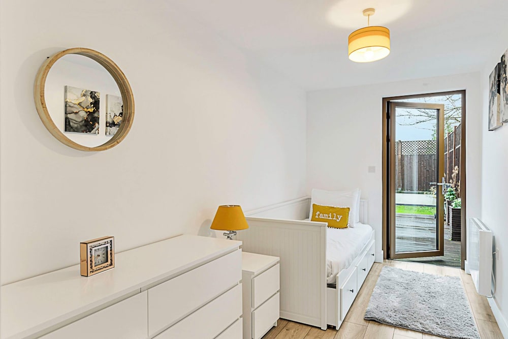 Newly Furnished and Bright Home — 4-Star Luxury Hotel in Bushey, United Kingdom