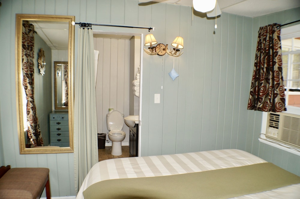 CedarWood Inn - photo 35