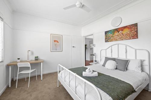 Bright Queen Room Central Location at Ryde Shared Bathroom
