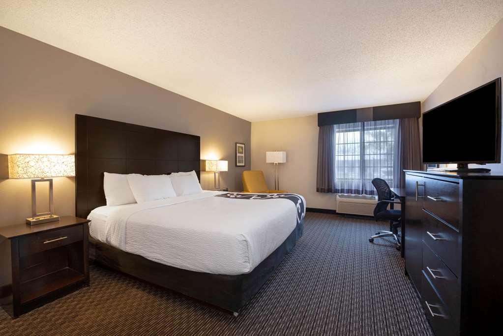 La Quinta Inn & Suites by Wyndham Cleveland Macedonia - photo 20