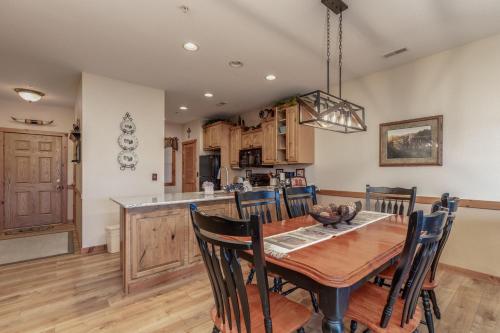 2BR Village At Indian Point 1807 near SDC Free Tickets Daily up to 500 in Branson, United States