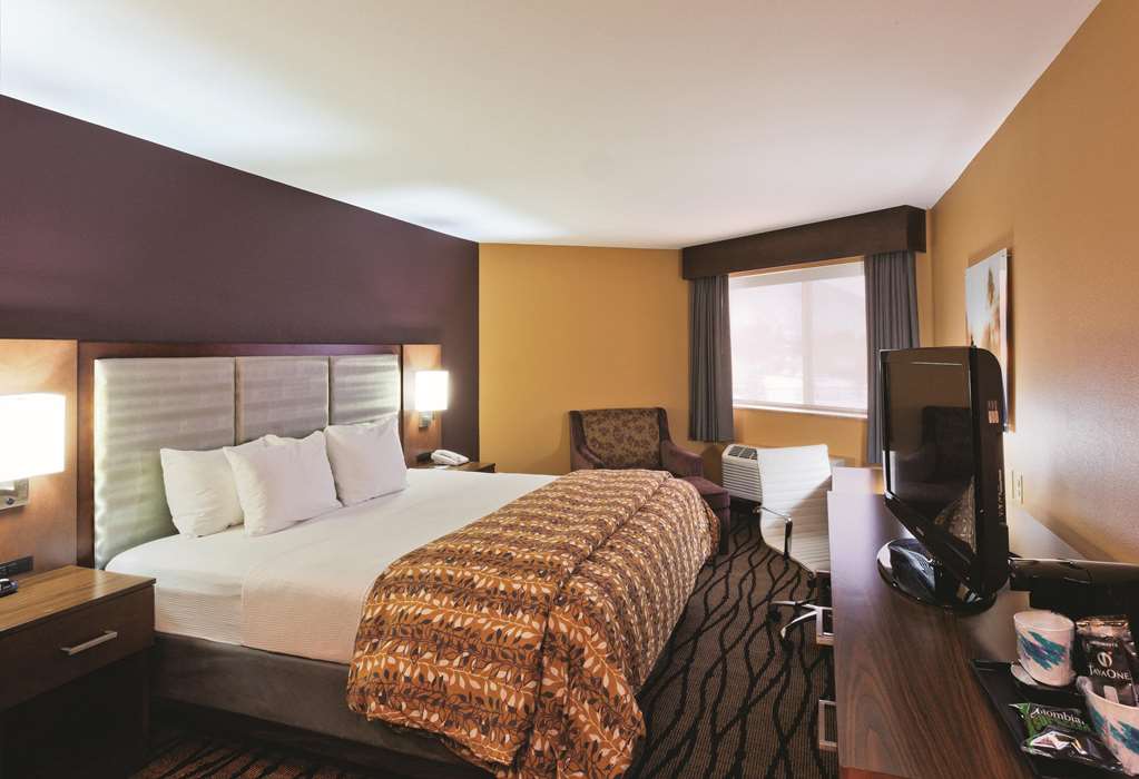 La Quinta Inn & Suites by Wyndham Butte - photo 16