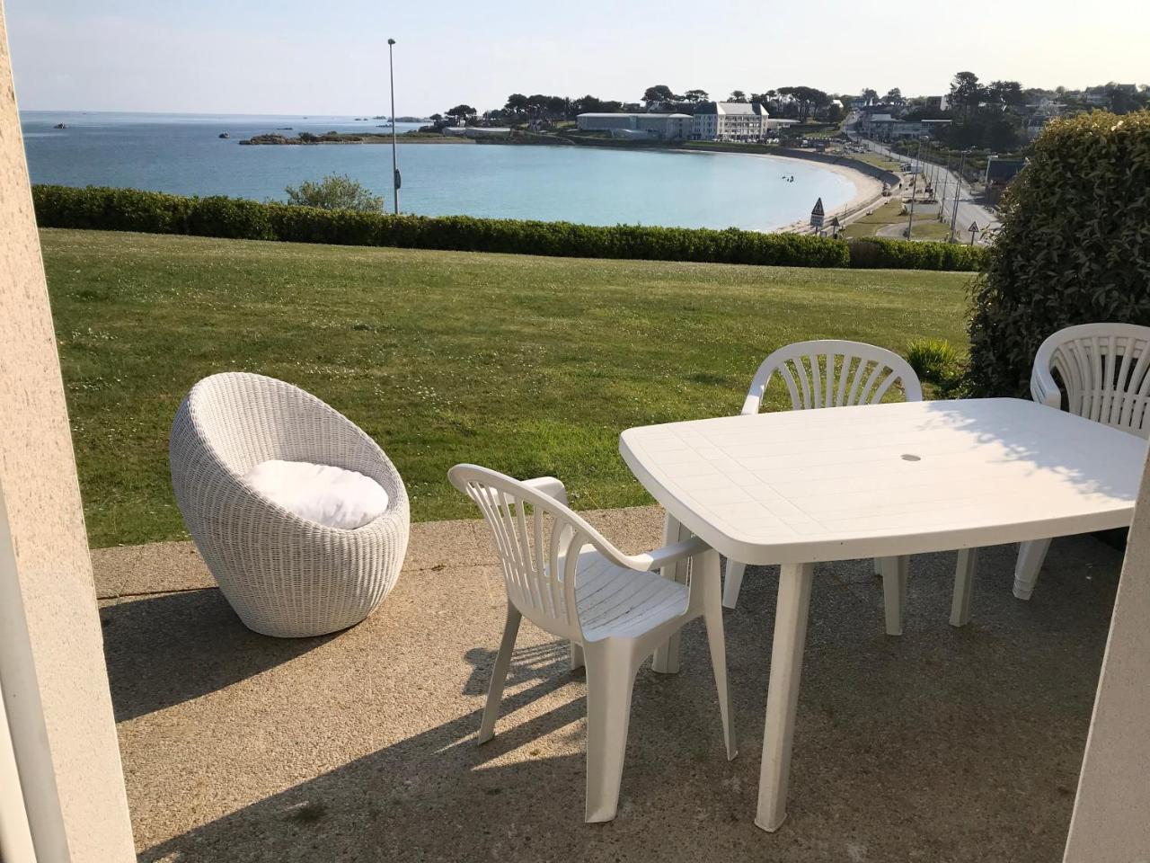 Cottage 6 Pers Vue Sur Mer Piscine — 4-Star Luxury Hotel in Trevou-Treguignec, France