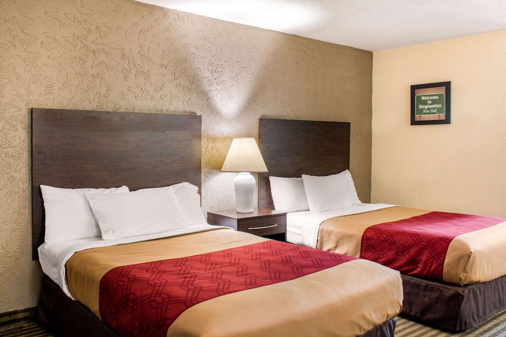 Econo Lodge Inn And Suites - photo 4