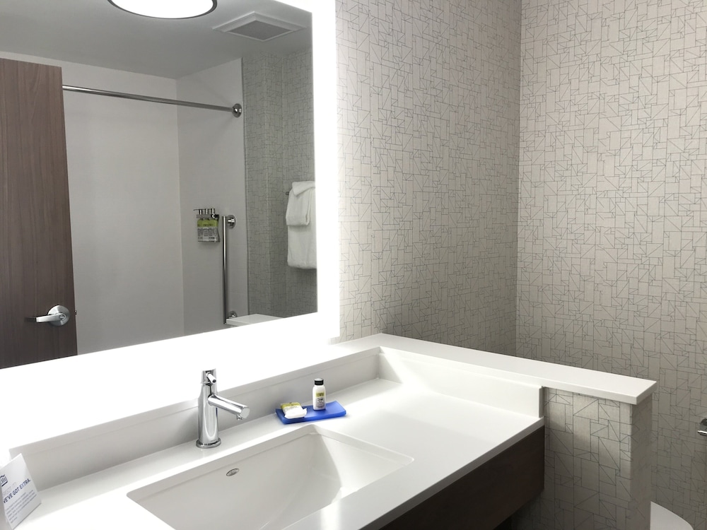 Holiday Inn Express & Suites Phoenix Airport North by IHG - photo 82