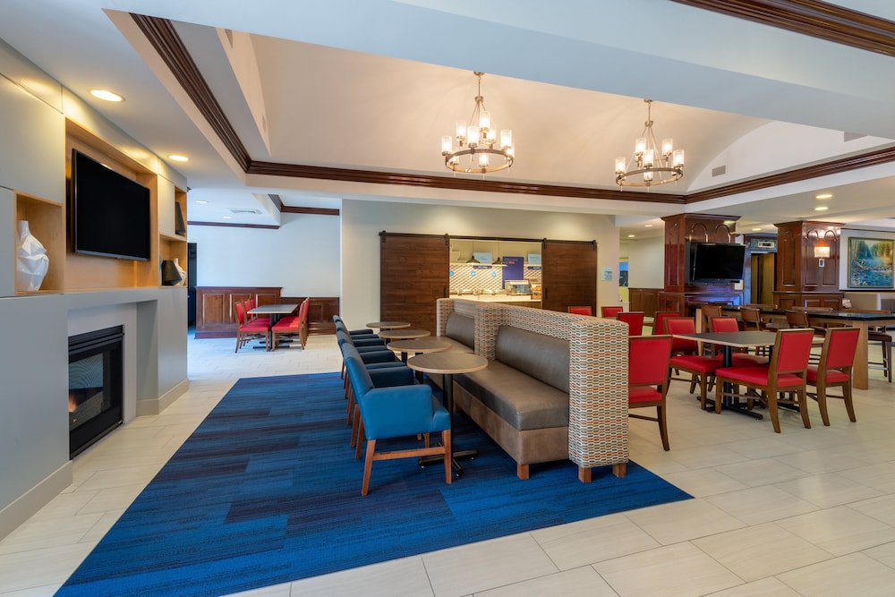 Holiday Inn Express State College at Williamsburg Square by IHG - photo 34