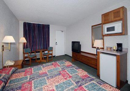 Econo Lodge Bloomington - photo 7