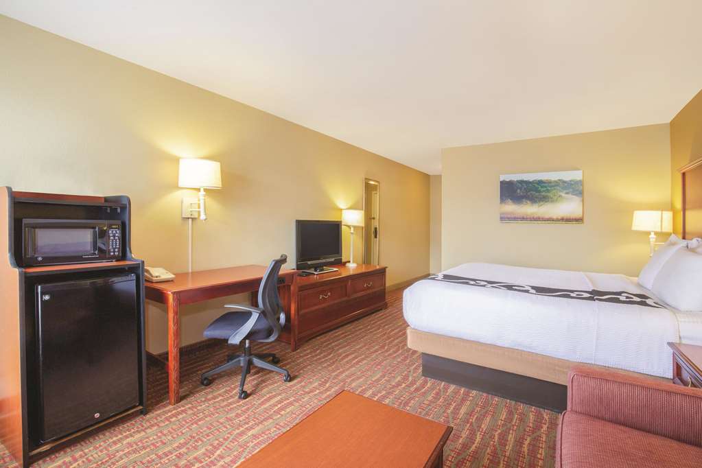 La Quinta Inn & Suites by Wyndham Bentonville - photo 16