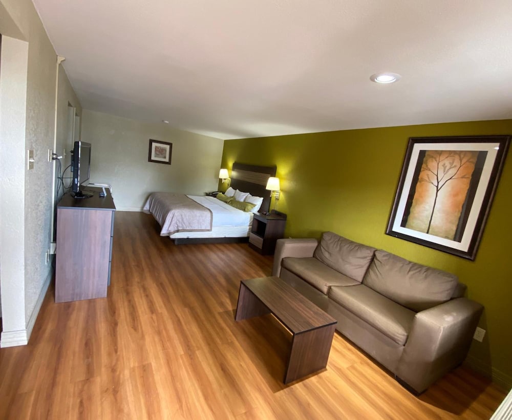 Stratford House Inn and Suites - photo 8