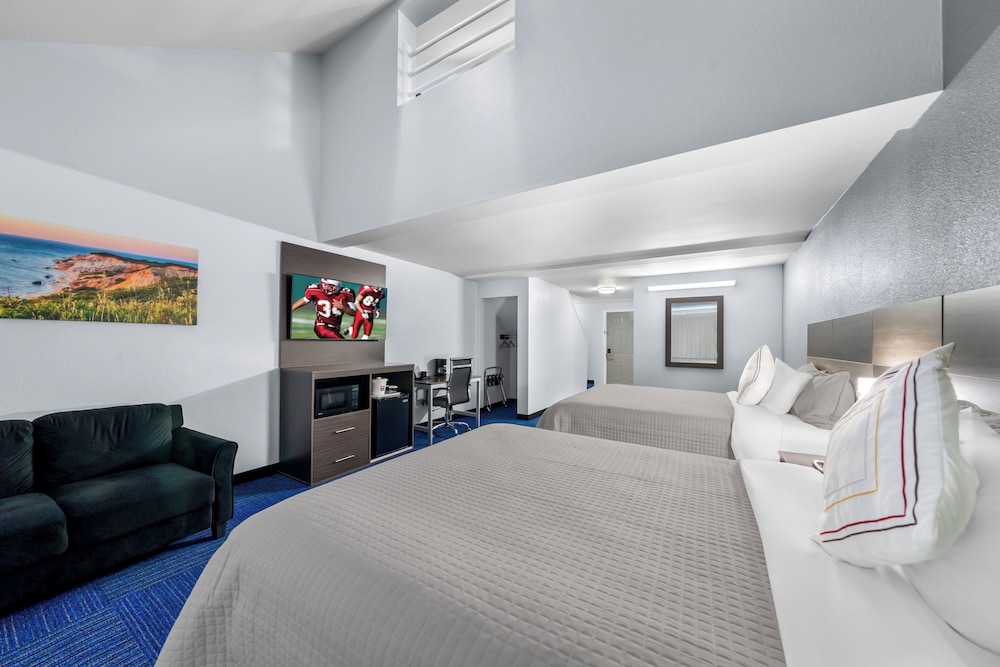 Admiralty Inn & Suites a Red Collection Hotel - photo 26