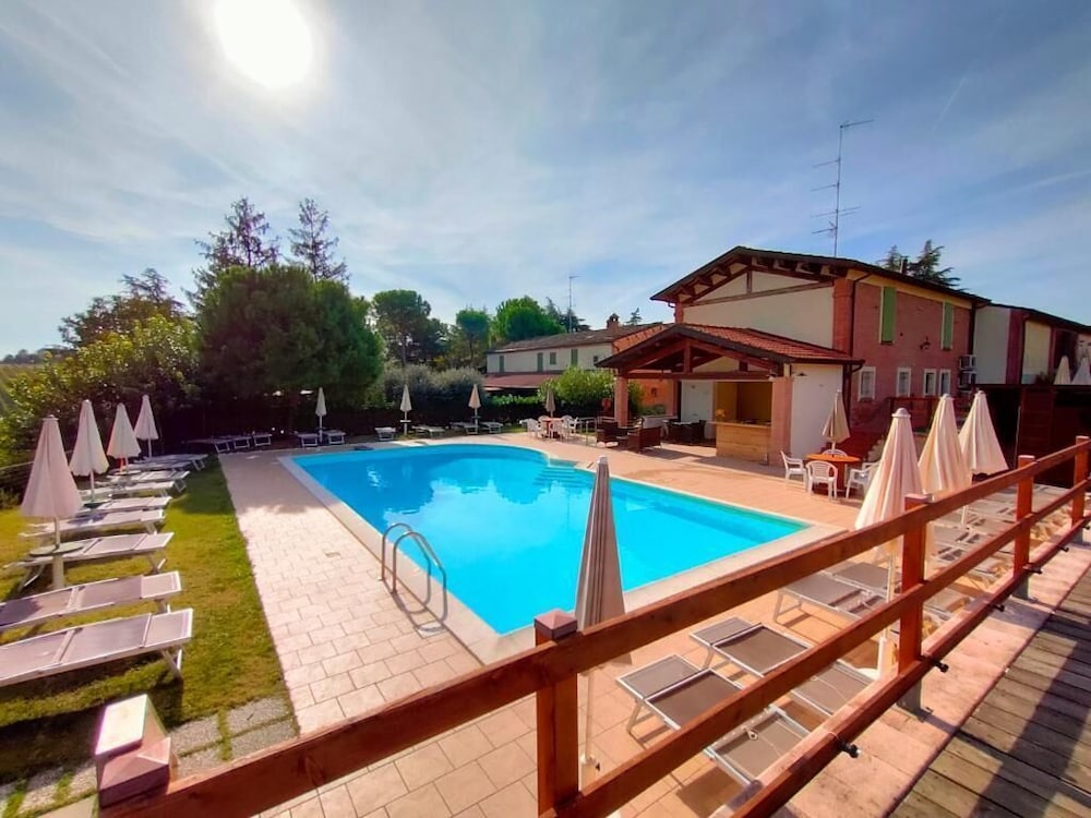Agriturismo e Cantina La Sabbiona — 4-Star Luxury Hotel in Faenza, Italy