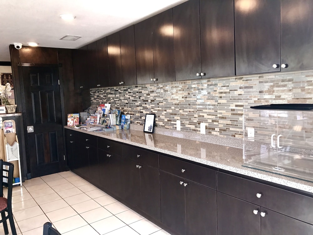 Budget Host Inn - photo 2