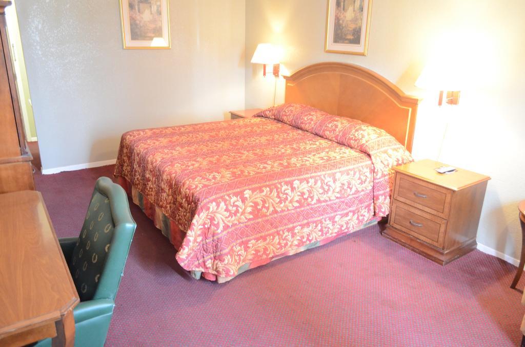 Red Carpet Inn Hornwood Drive - photo 7