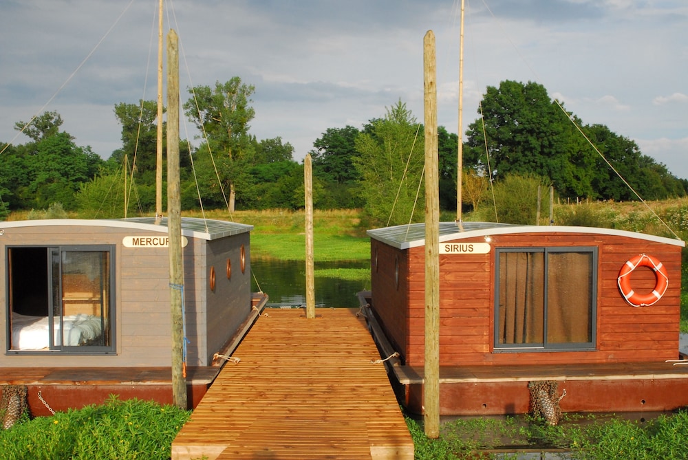 Le Village Toue des Demoiselles Slowmoov — hotel in Digoin