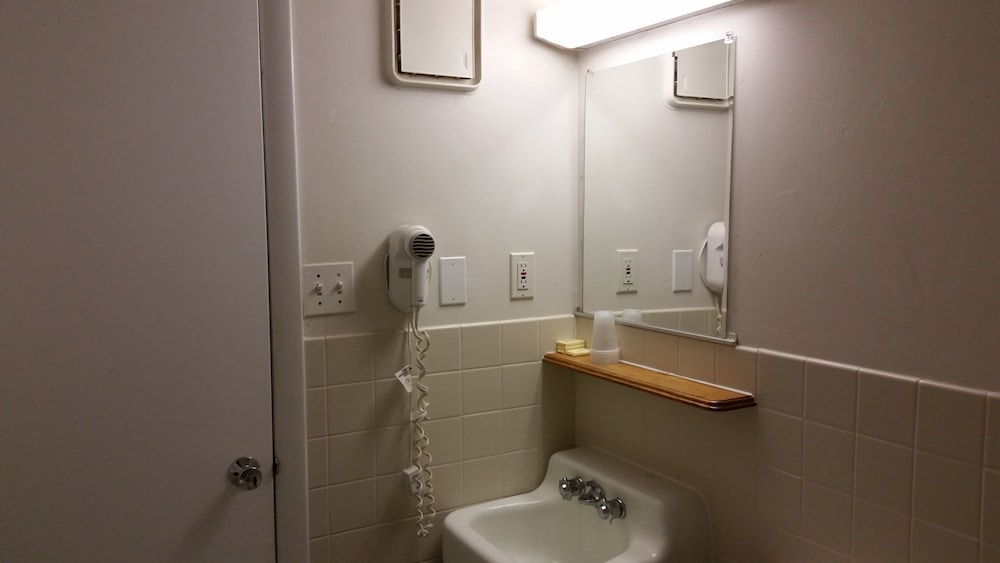 Quarterdeck Motel - photo 10