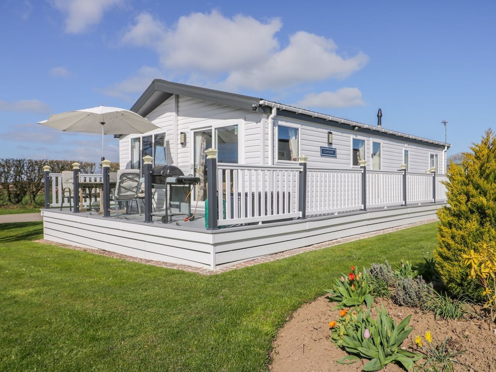 Superb Detached Lodge Located on Skipsea Sands — 4-Star Luxury Hotel in Driffield, United Kingdom