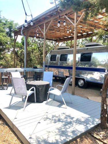 The Steel Magnolia Airstream Cabins At Rim Rock — 4-Star Luxury Hotel in Austin, United States