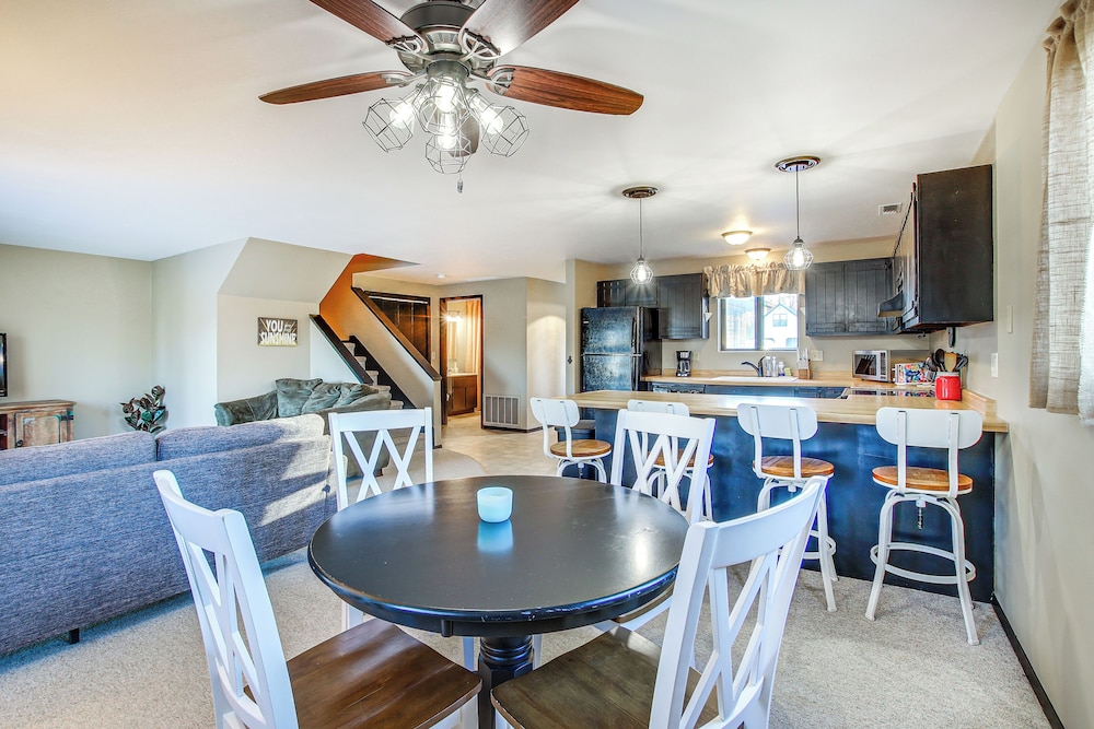 Cecil Vacation Rental: Walk to Shawano Lake — 4-Star Luxury Hotel in Shawano, United States