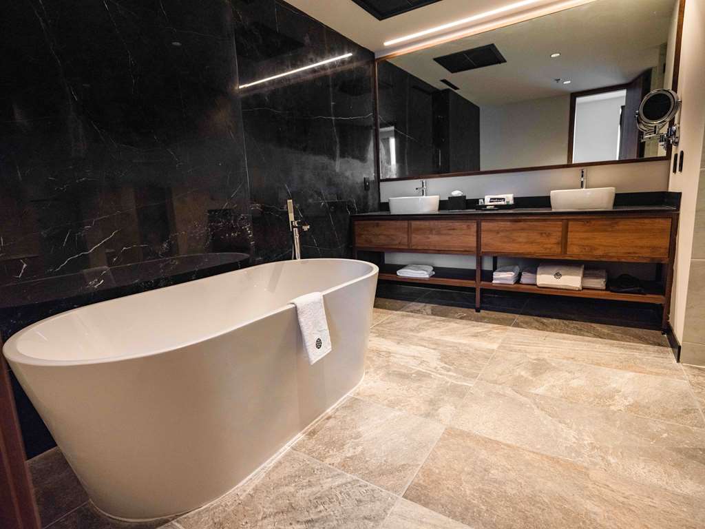 BATHROOM SUITE