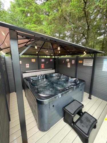 Pheasant's Hollow 2 bed hot tub lodge with free golf NO BUGGY — 4-Star Luxury Hotel in Morpeth, United Kingdom