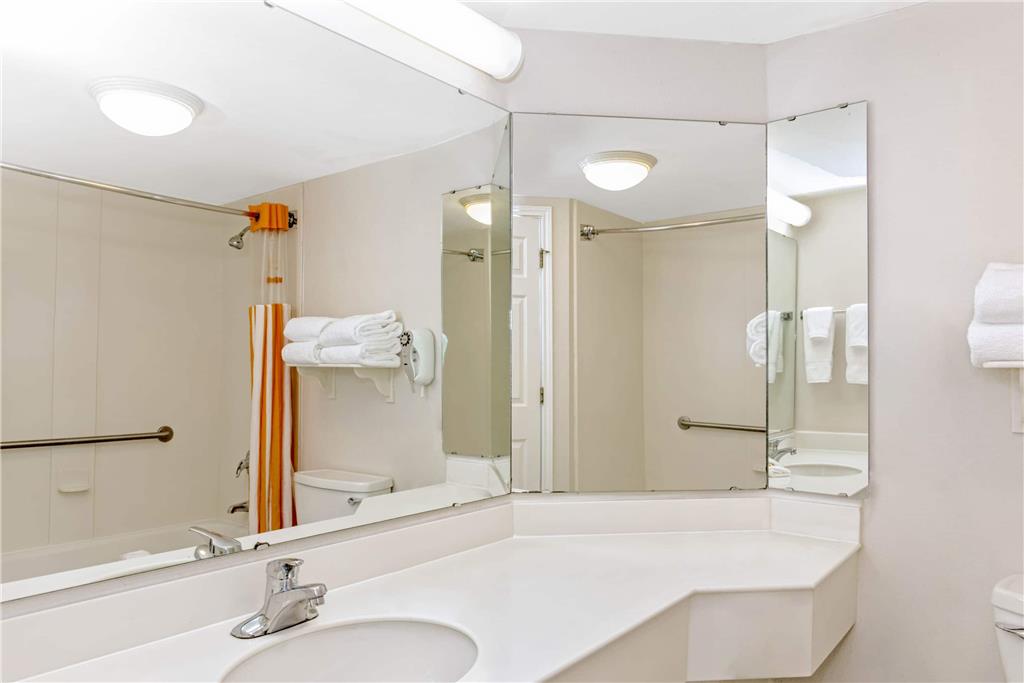 La Quinta Inn & Suites by Wyndham Orlando I Drive Conv Ctr - photo 36