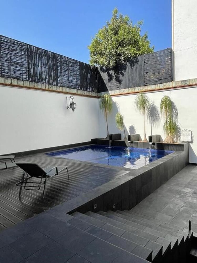 Indoor/outdoor pool