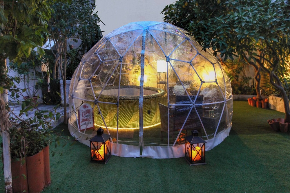 Relax in Elliniko Hidden Gem vintage Bungalow With Garden and Hot Tub in an Iglo — 4-Star Luxury Hotel in Athens, Greece