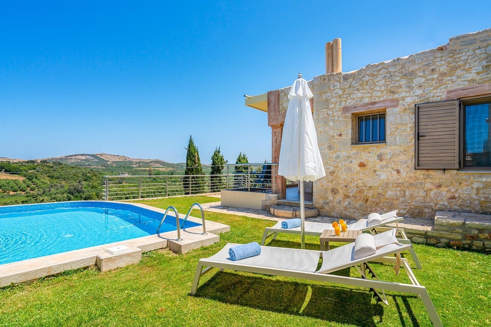 Stefania Villa Dio in Roumeli — 4-Star Luxury Hotel in Irakleion, Greece