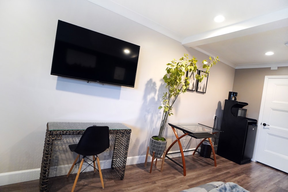 Anaheim Executive Inn & Suites - photo 80