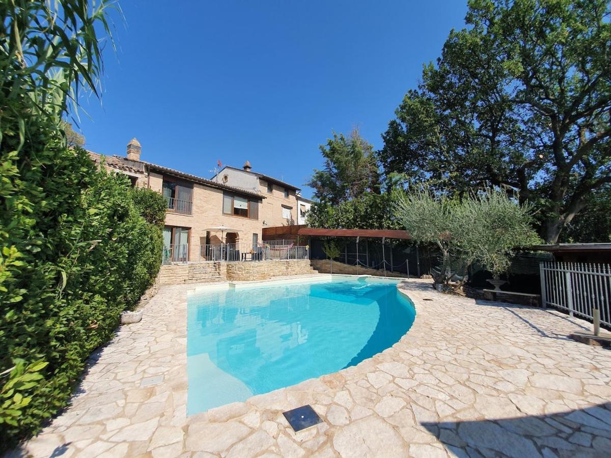 Villa Martin with Private Pool for 5 People — 4-Star Luxury Hotel in Montegranaro, Italy