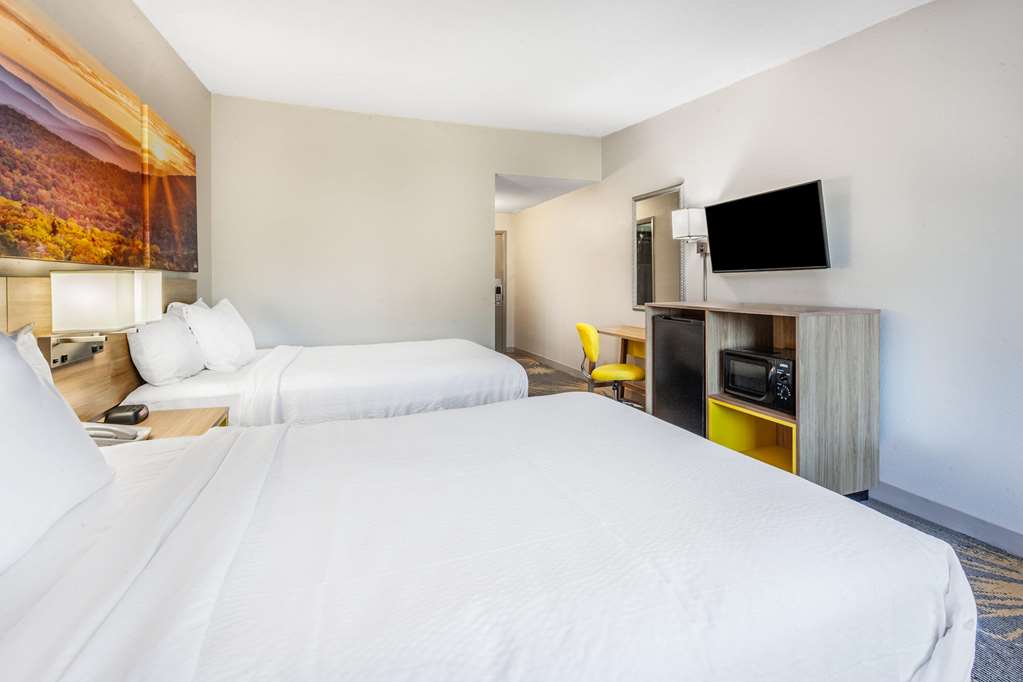 Days Inn by Wyndham Roanoke Hollins Near I 81 - photo 15