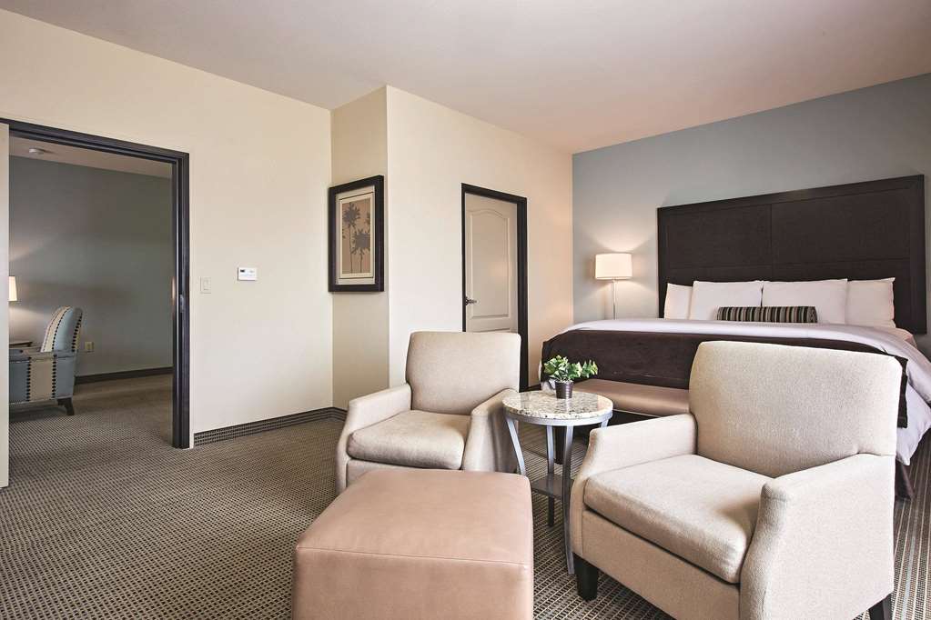 La Quinta Inn & Suites by Wyndham DFW Airport West Euless - photo 30