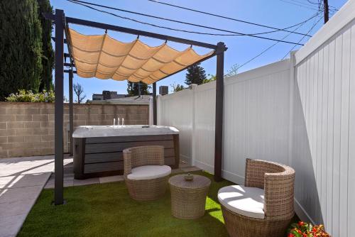 Adorable 3 bedroom with Jacuzzi & more — 4-Star Luxury Hotel in Los Angeles, United States