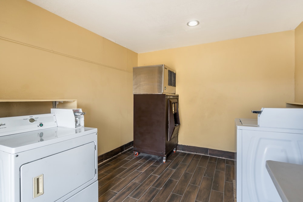 Red Roof Inn & Suites Sulphur Springs - photo 27
