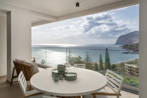 With pool and sea view Acqua Residence III — 4-Star Luxury Hotel in Funchal, Portugal