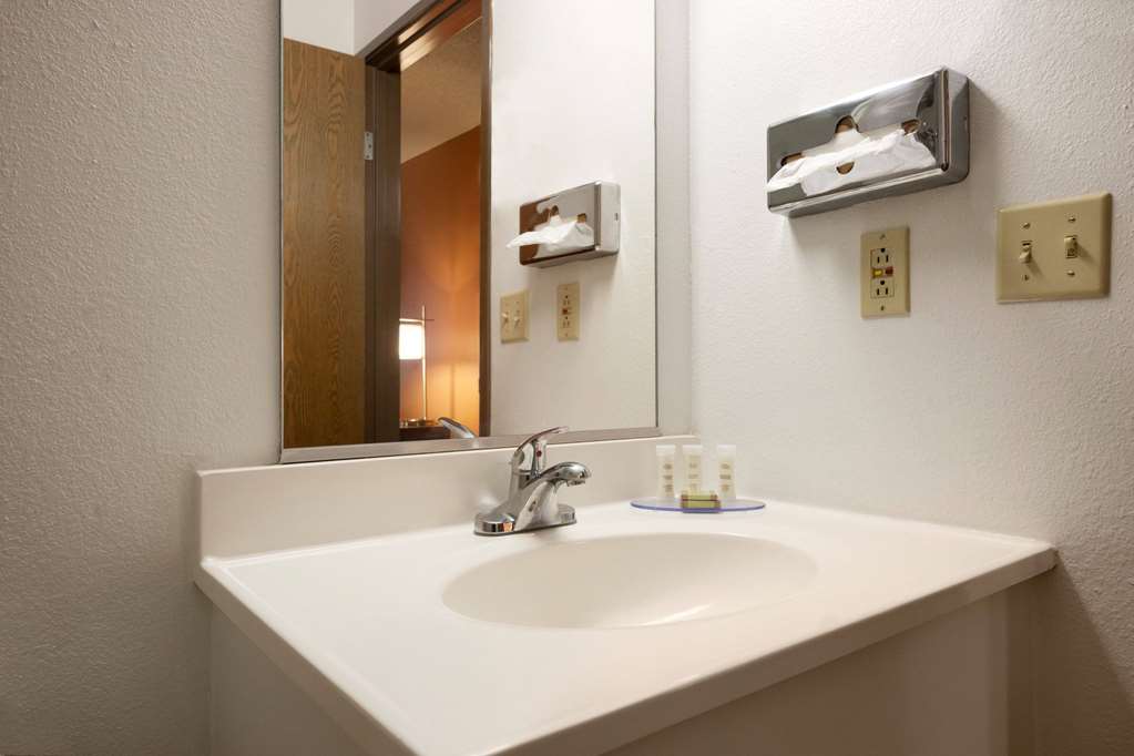 Super 8 by Wyndham Peoria - photo 9