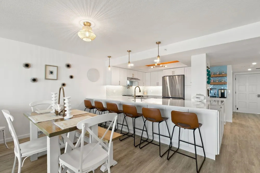The Rose 503 3 Bdrm Beachfront Condo Private Balcony — 5-Star Luxury Hotel in Indian Shores, United States