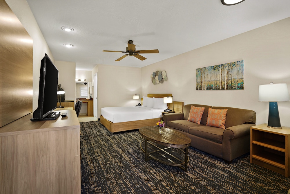 La Fuente Inn & Suites - photo 6