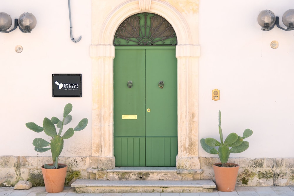Embrace Sicily Guest House — 4-Star Luxury Hotel in Noto, Italy