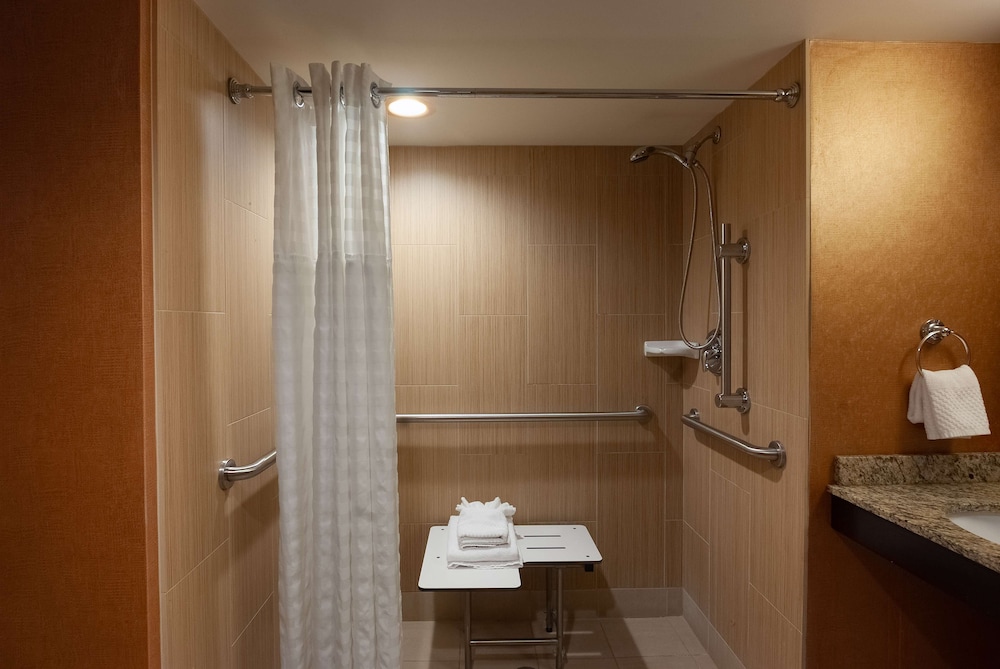 DoubleTree by Hilton Hotel Cleveland Downtown Lakeside - photo 21